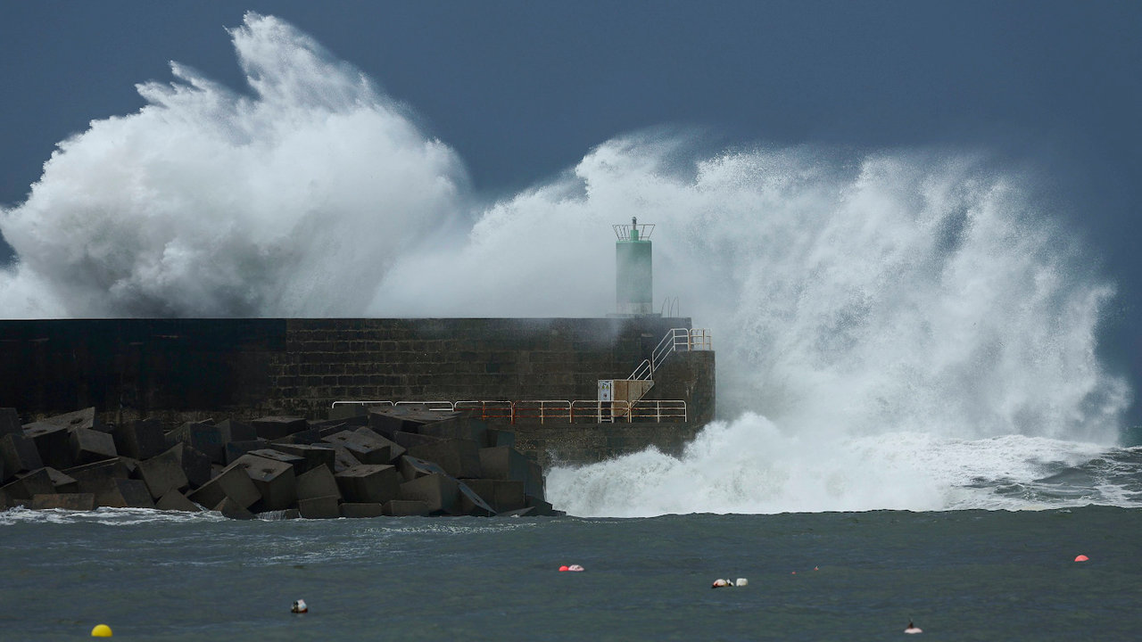<p> Una ola bate en un dique al sur de Galicia. SXENICK </p>