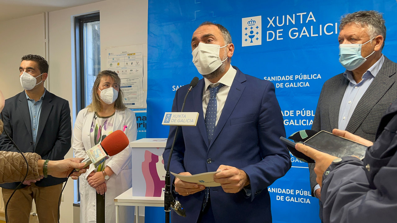 O conselleiro de Sanidade, Julio García Comesaña, durante a mañá deste venres no centro de saúde de Baltar. A.M.U.