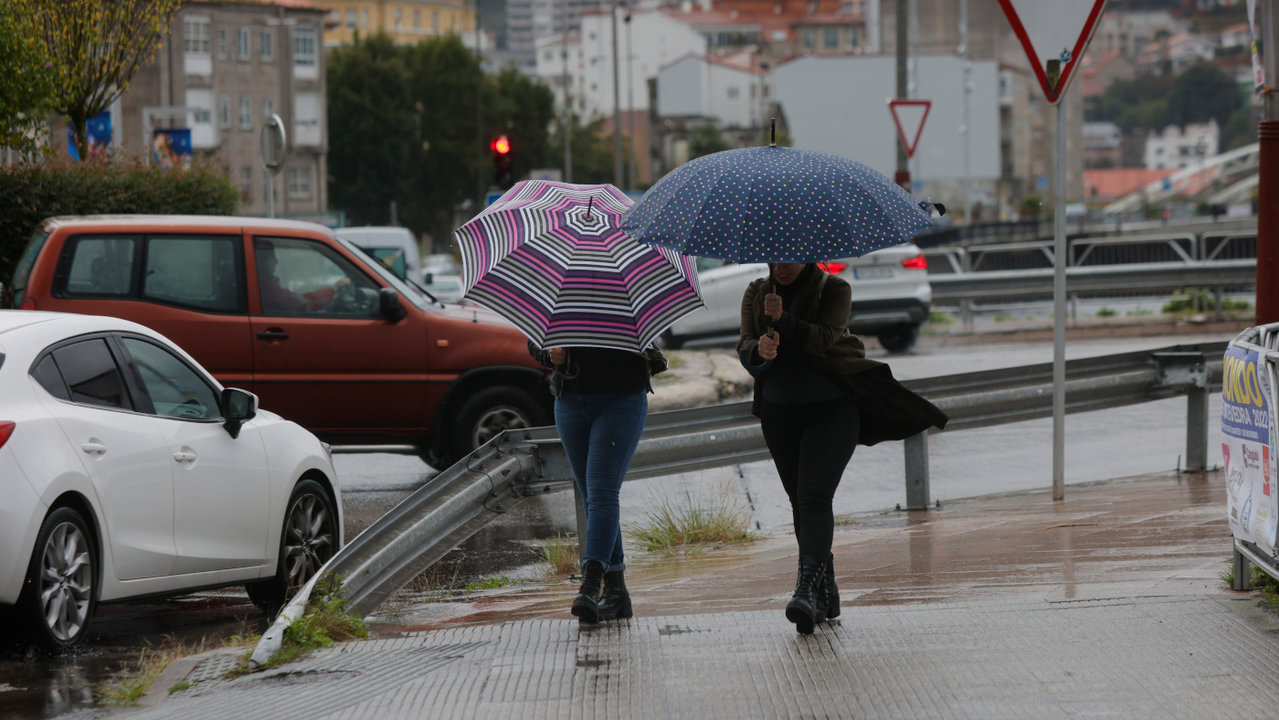 <p> Dos personas con paraguas en Pontevedra. GONZALO GARCÍA </p>