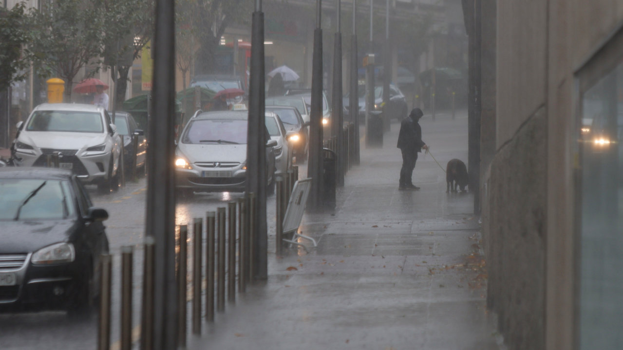 <p> Lluvia intensa en Pontevedra el pasado domingo, 23 de octubre. GONZALO GARCÍA </p>