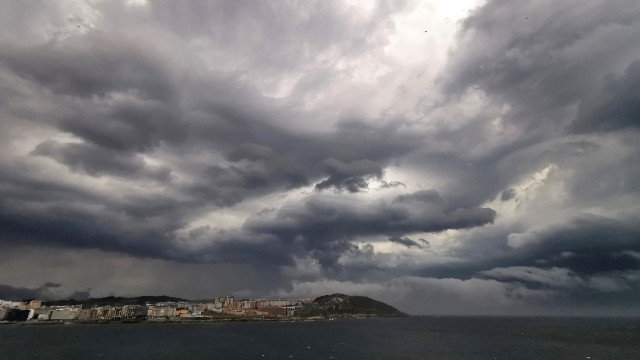 <p> Nubes este jueves en el cielo de A Coruña. EFE / ARCHIVO </p>
