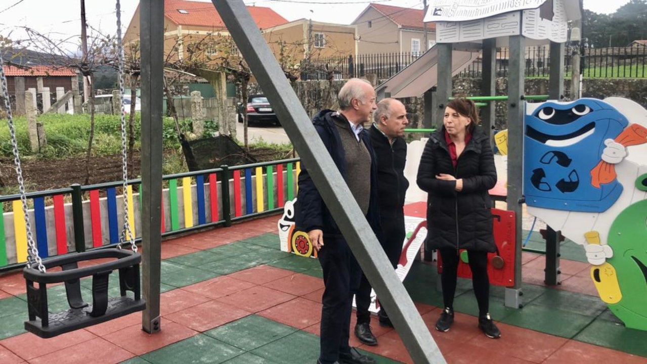 O alcalde, Gonzalo Durán, visitou o parque de Saradelo tras as labores de mellora dos espazos infantís. DS