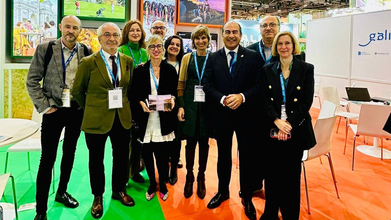 La delegación sanxenxina con representantes de Turismo de Galicia en el ‘stand’. DS