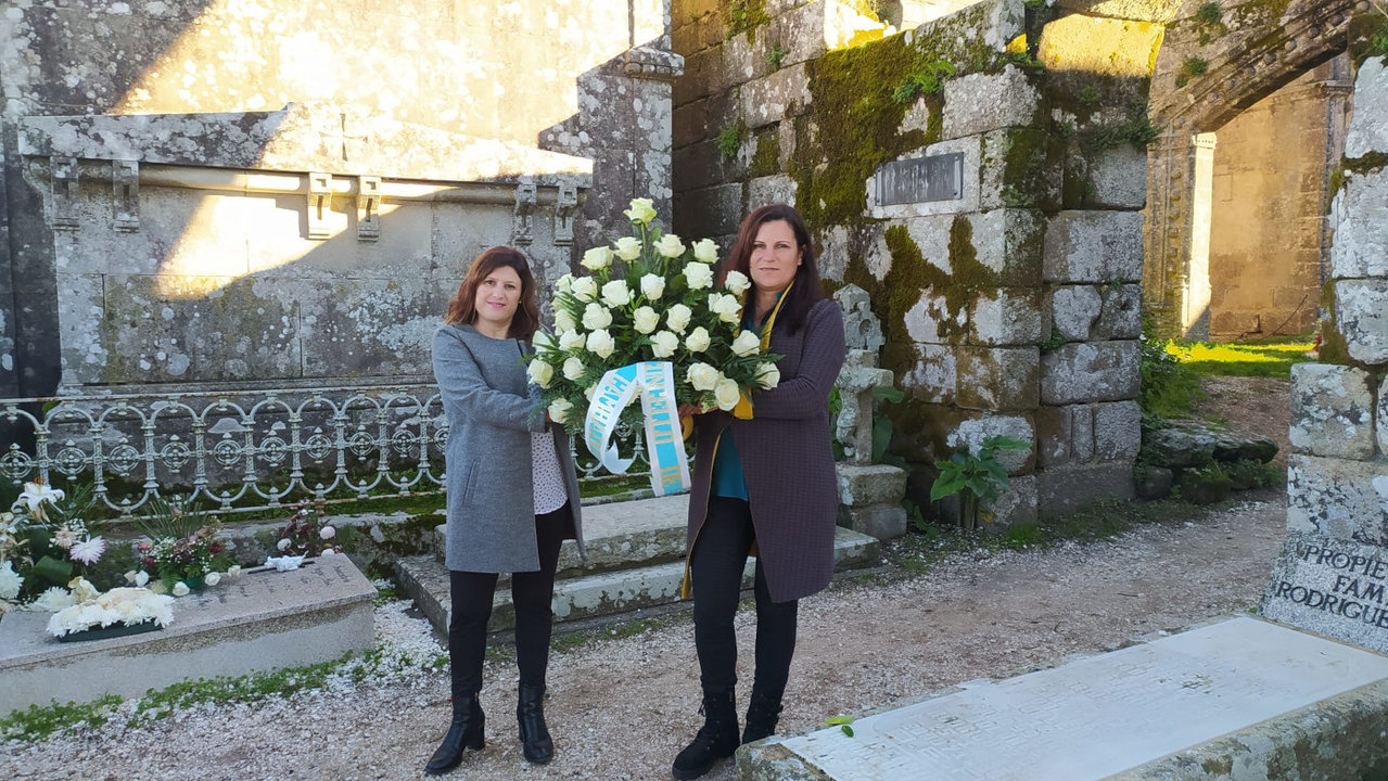 Fátima Abal e Cruz Leiro na ofrenda floral a María Dolores del Valle Béchade. DS