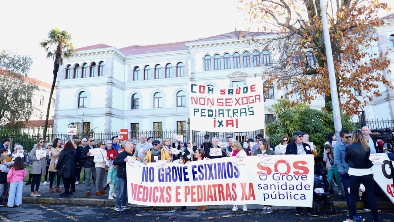 Manifestación del Concello de O Grove en Santiago. PATRICIA FIGUEIRAS