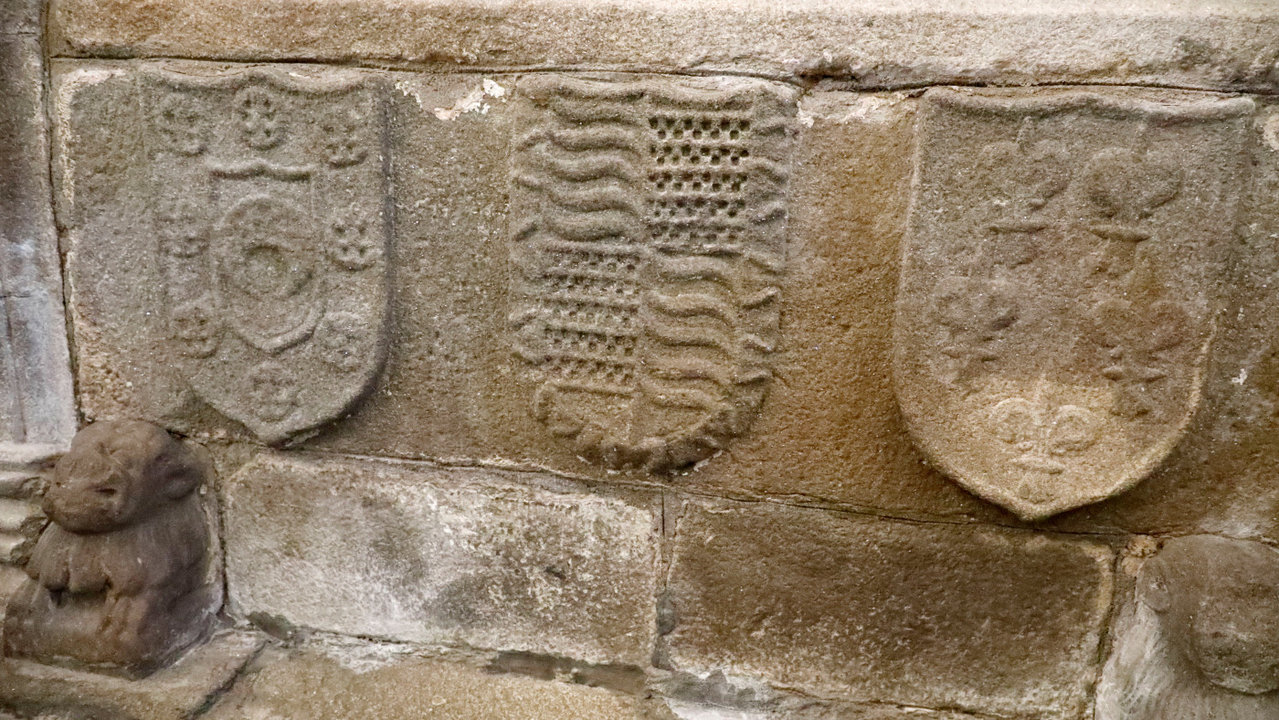  Detalle de los escudos nobiliarios del señorazgo de Sobrán grabados en la tumba de Xohán Mariño. J.L. OUBIÑA 