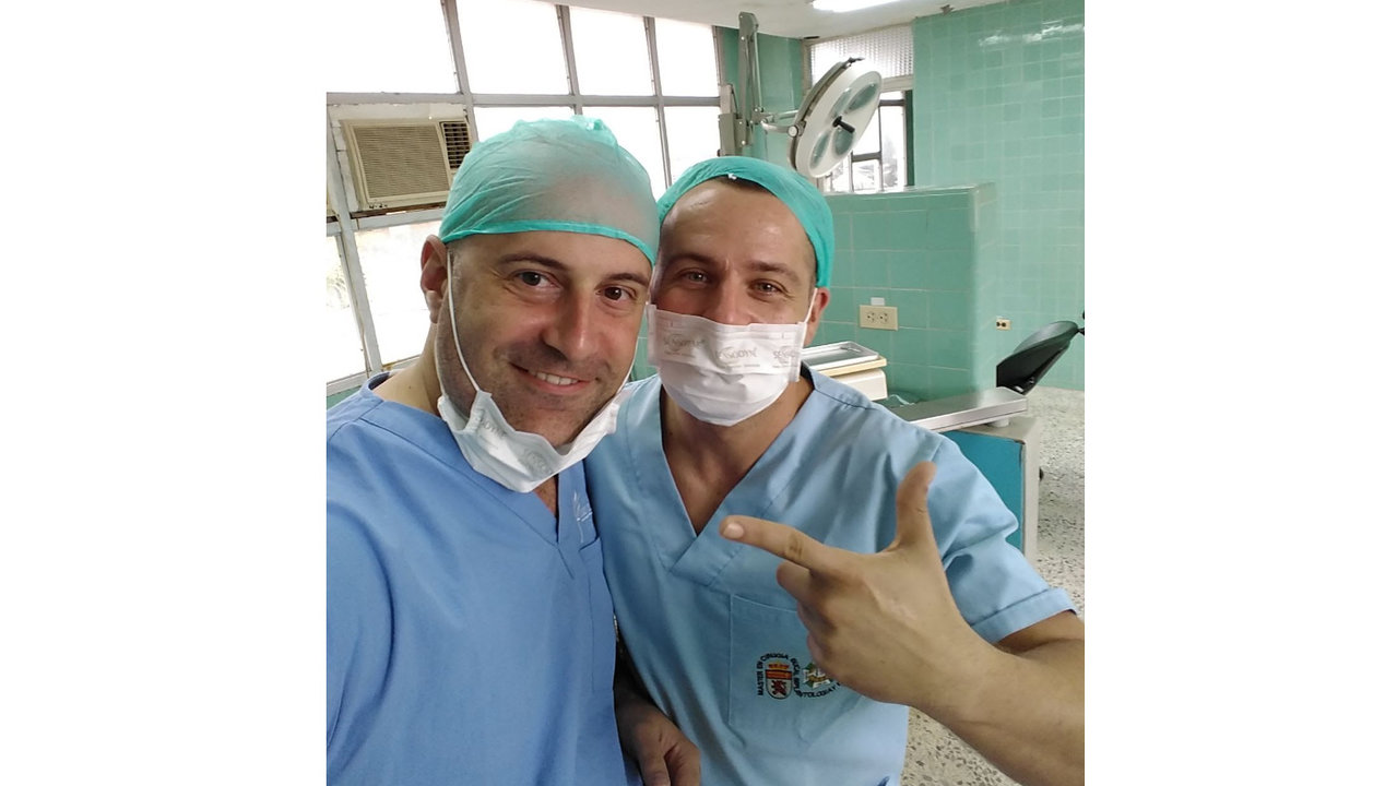A la izquierda, el doctor marinense Ignacio Prieto durante uno de sus viajes a Cuba, trabajando en un hospital. CEDIDA
