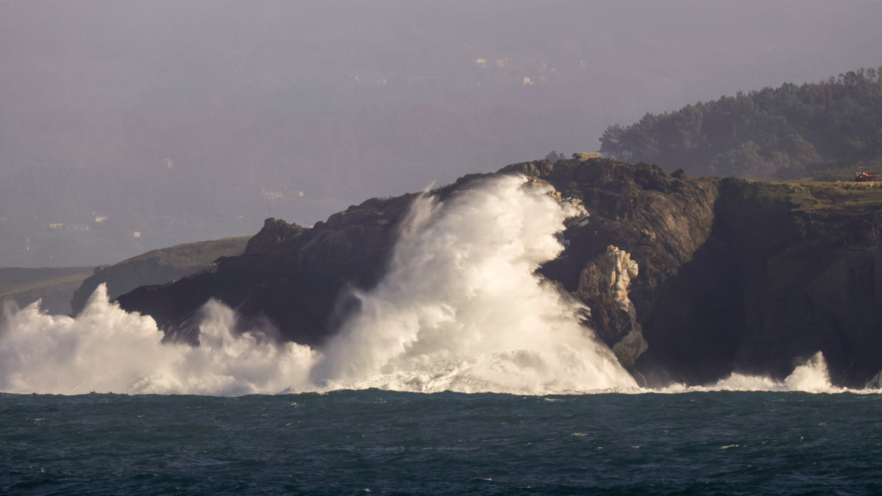  Una gran ola rompe contra las rocas en Oleiros. CABALAR (Efe) 