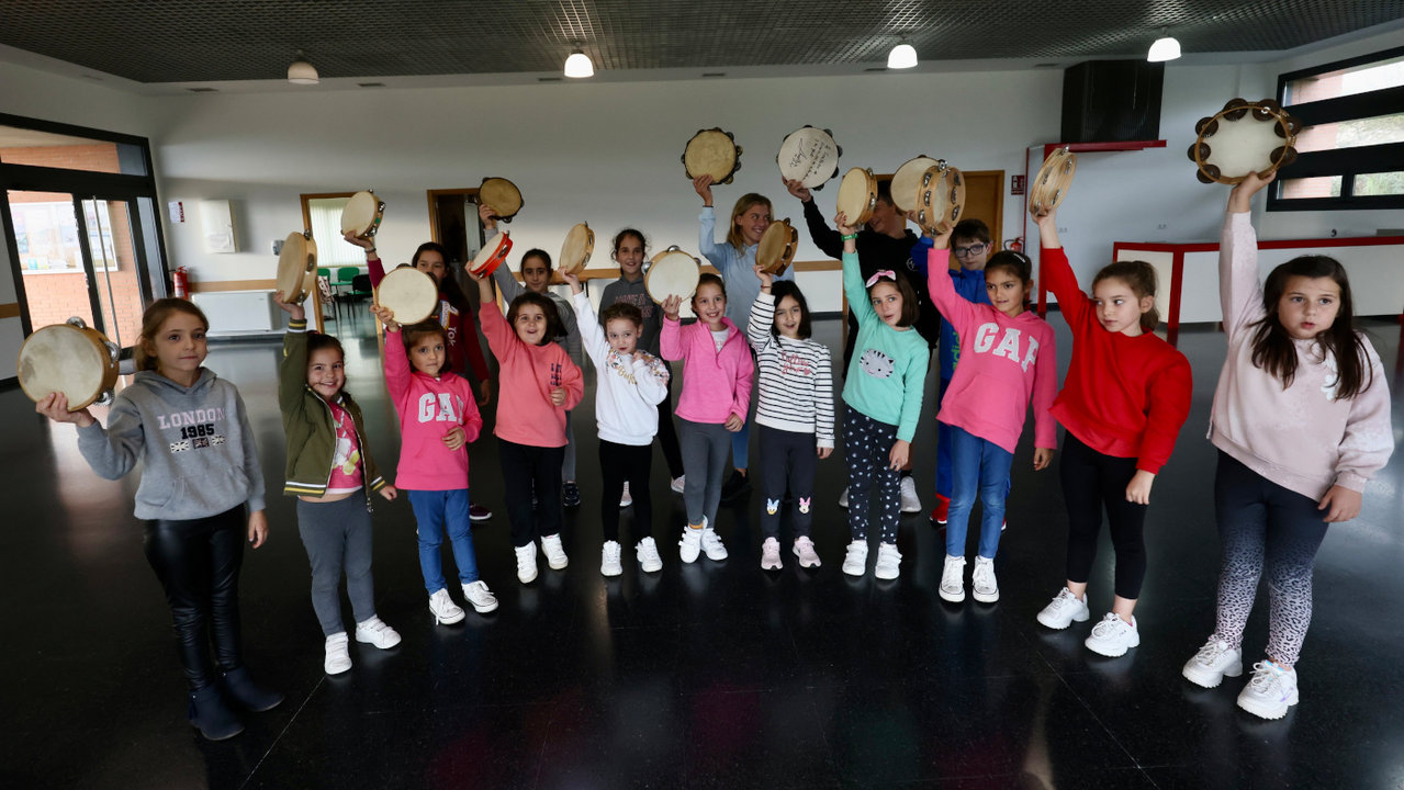 O grupo de tres a oito anos que ensaia na Cultural de Dorrón durante a clase de pandeireta. RAFA FARIÑA