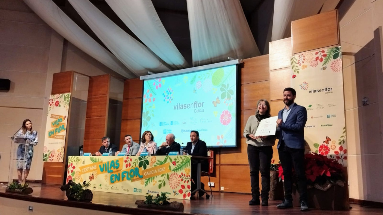 O alcalde Samuel Lago recibe o recoñecemento de 'Vilas en Flor'. CONCELLO
