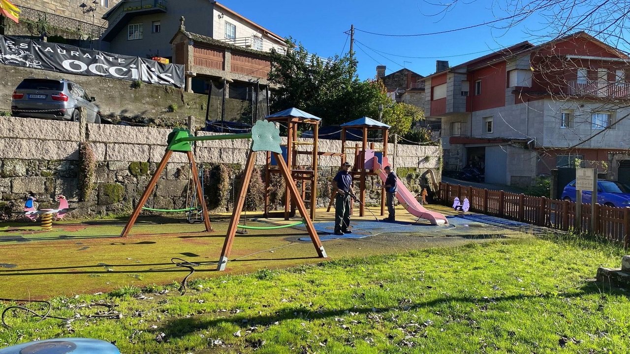  Unos operarios trabajan en un parque de juegos infantiles de la parroquia de Bordóns. DP 