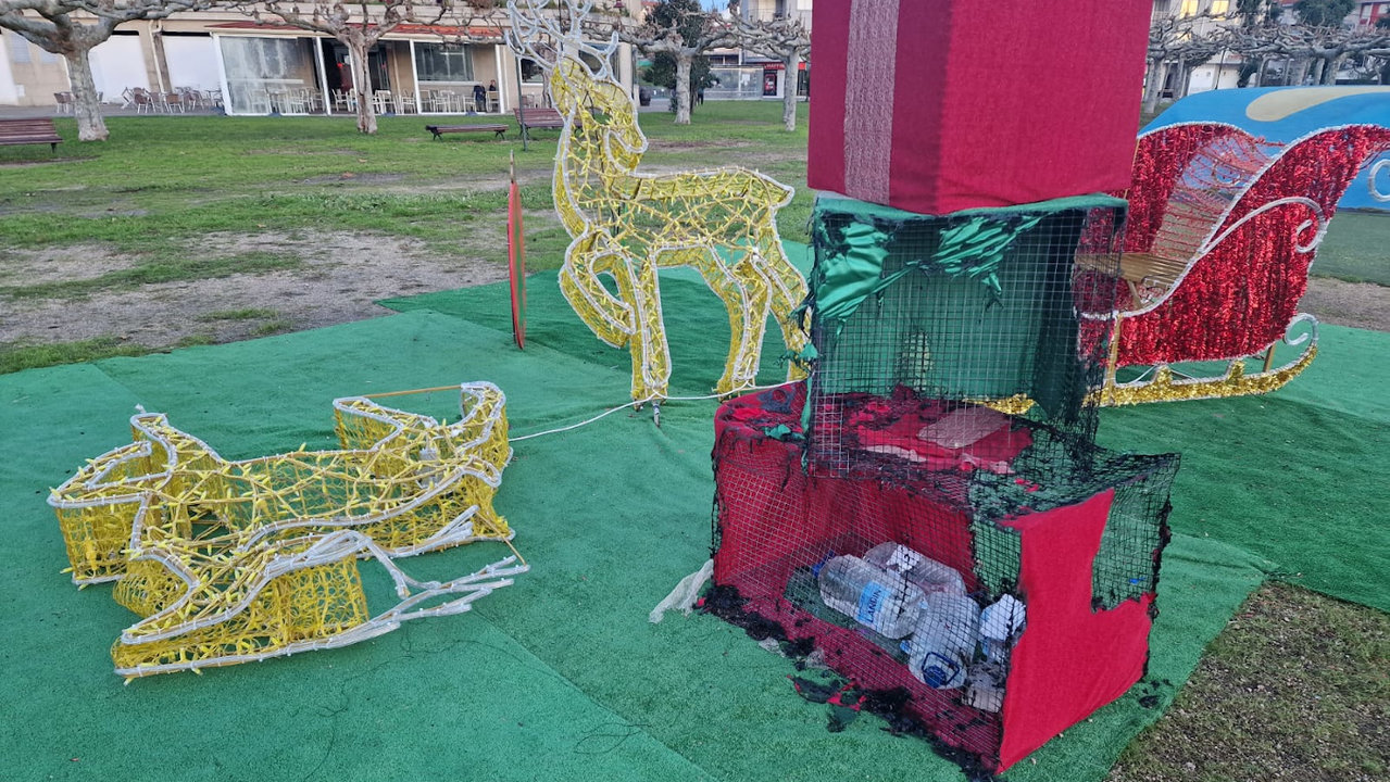 Decoración navideña dañada en el parque de O Espiñeiro de Sanxenxo. DP
