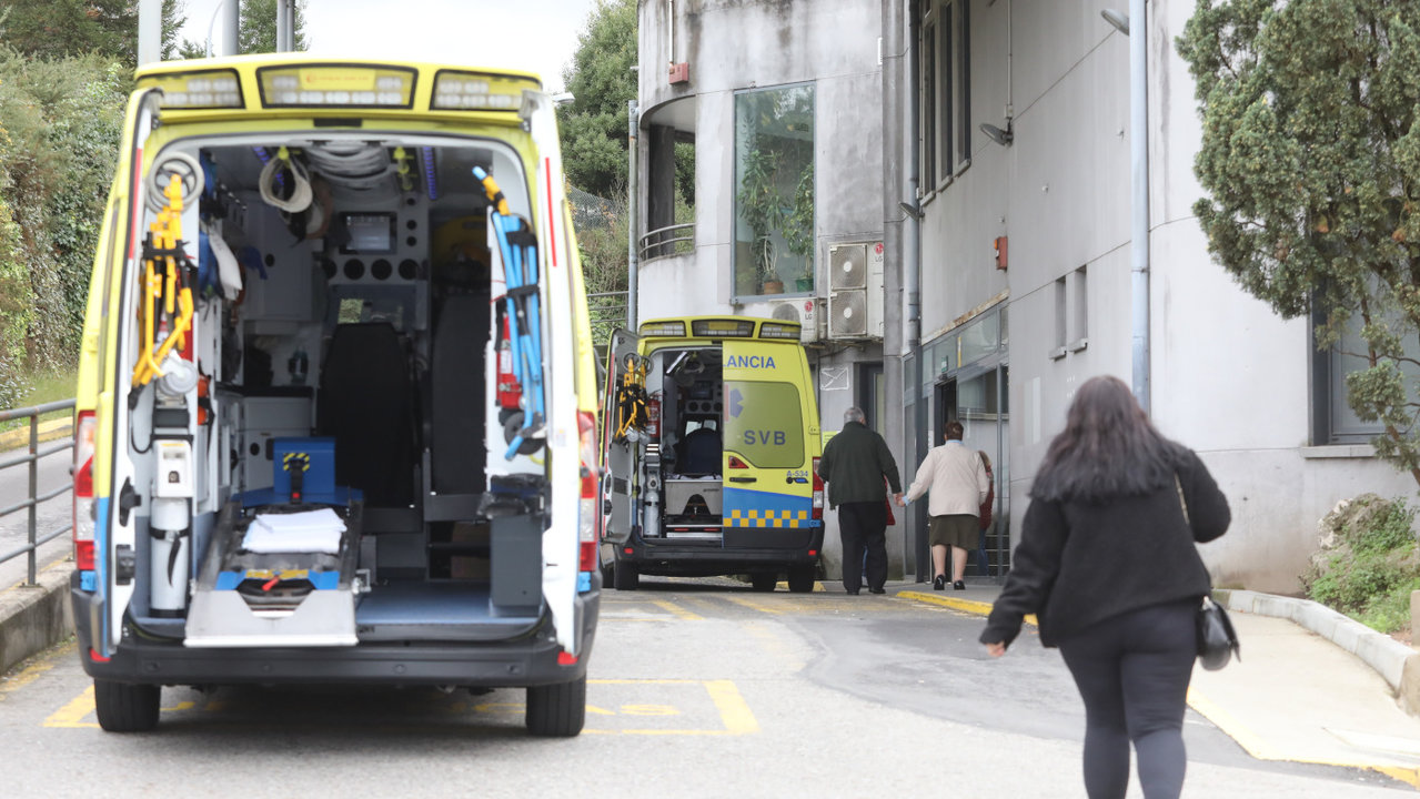  Dos ambulancias aparcadas en el exterior de Urgencias. DAVID FREIRE 