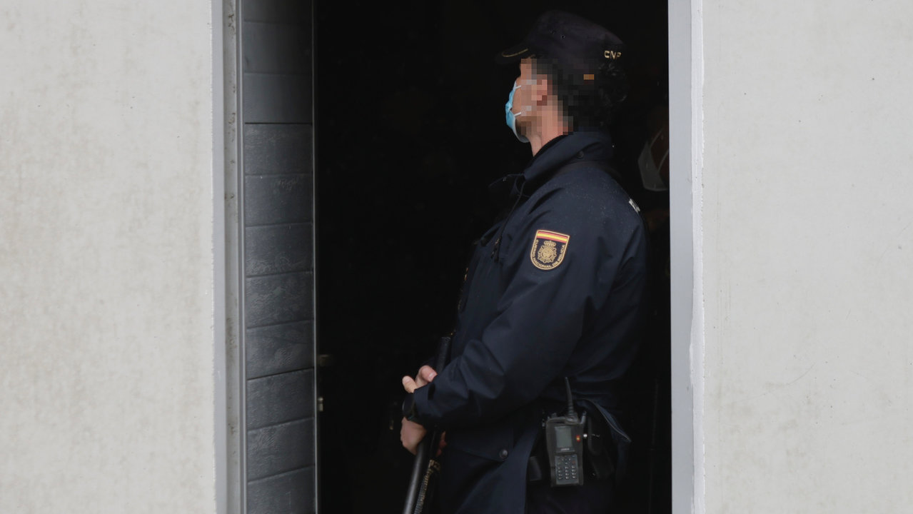 Un agente de la Policía Nacional, durante un registro en un operativo de este año. GONZALO GARCÍA (ADP)