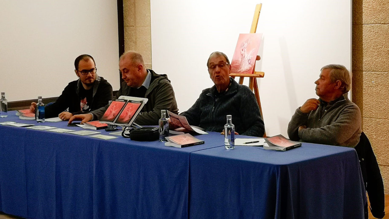 Roberto Agís (segundo dende a esquerda), durante a presentación do seu libro en Sanxenxo. DS