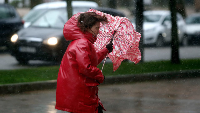  Una mujer lucha contra el viento con su paraguas. A/JAVIER CERVERA 