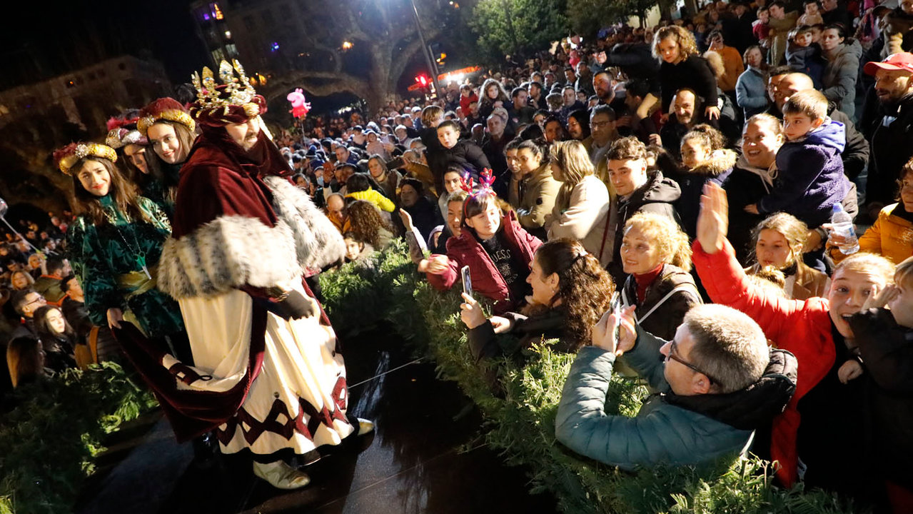 Multitud de gente recibió a Sus Majestades los Reyes Magos en Vilagarcía