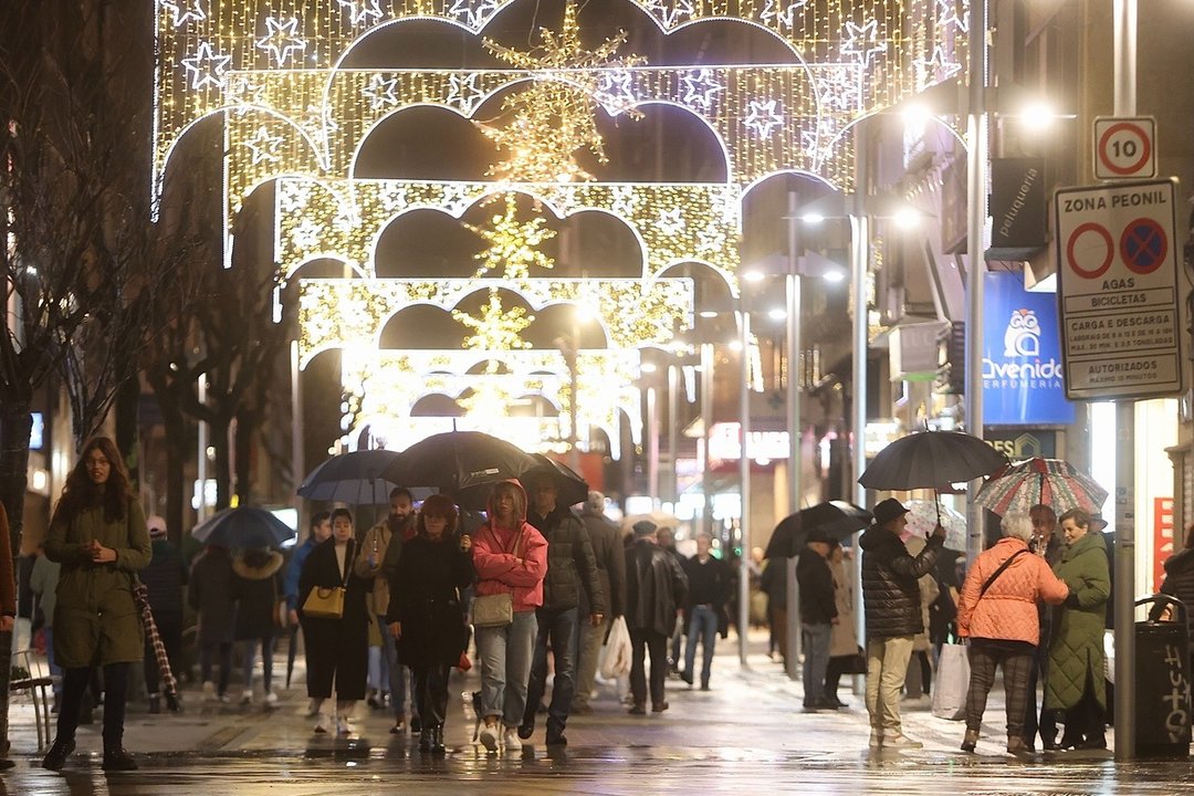  Gente en la calle Michelena durante las pasades navidades. RAFA FARIÑA 