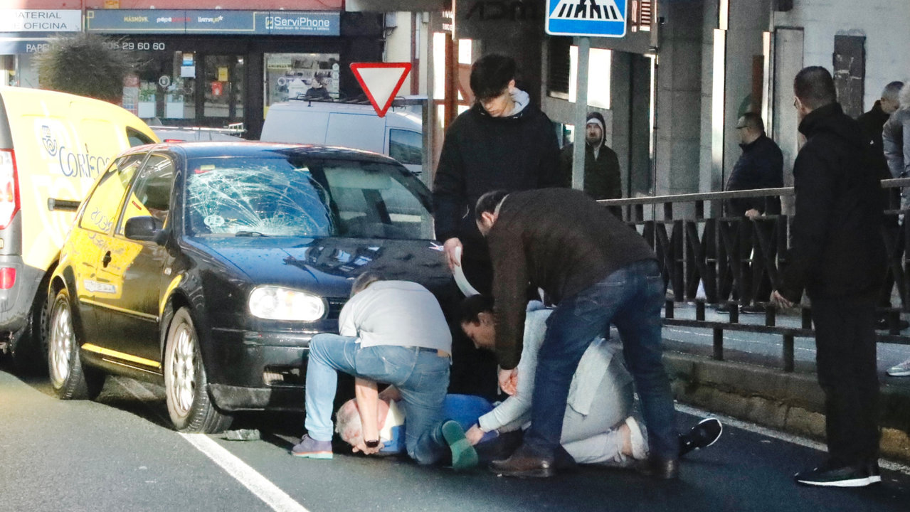El hombre atropellado se quedó debajo del vehículo. JOSÉ LUIZ OUBIÑA