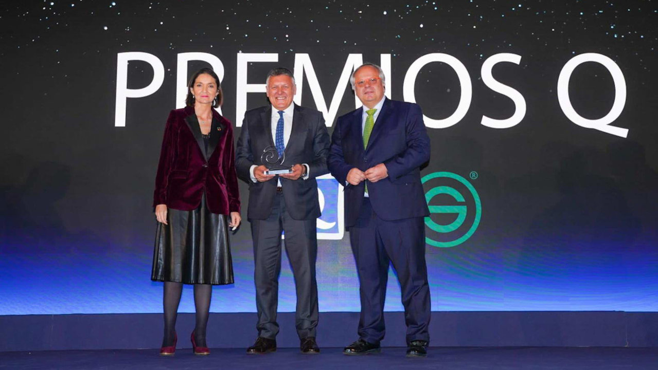 Telmo Martín recoge el Premio Q en Fitur para Sanxenxo. DS