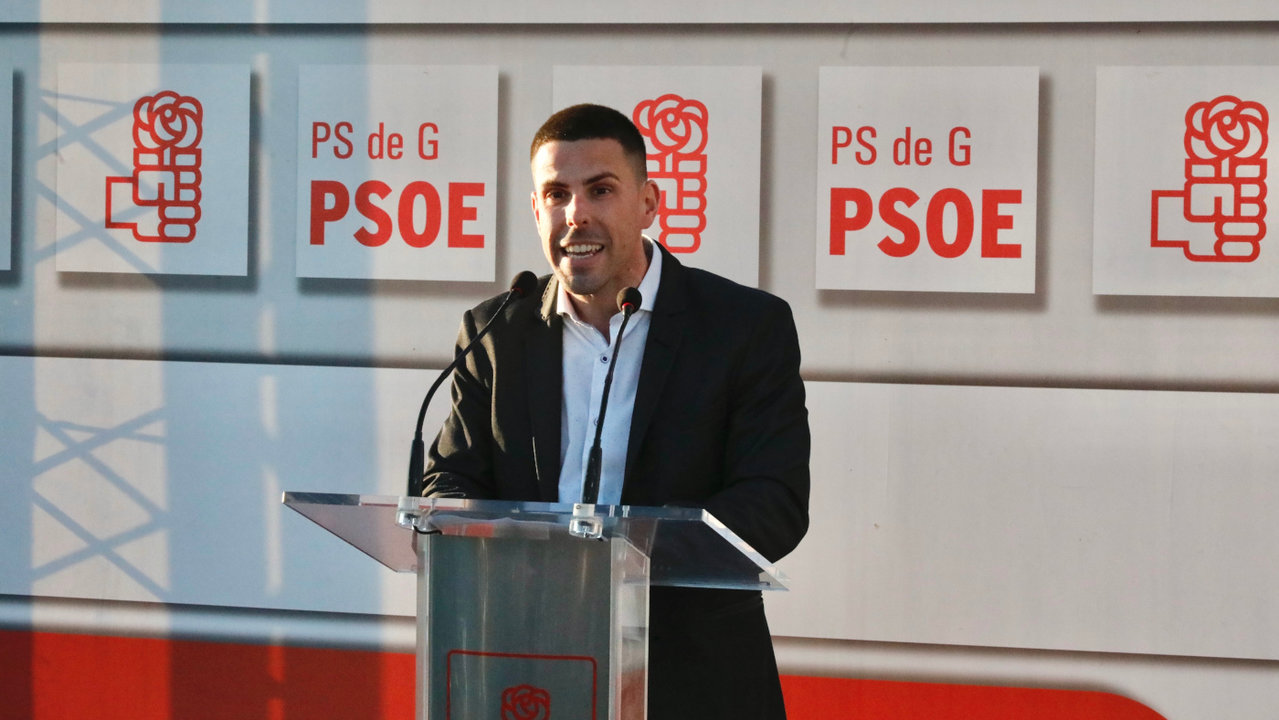 (_LO_5340.JPG)  Salnes O secretario xeral do PSdeG Valentin Gonzalez Formoso participa na presentacion do candidato socialista da Illa de Arousa11726
