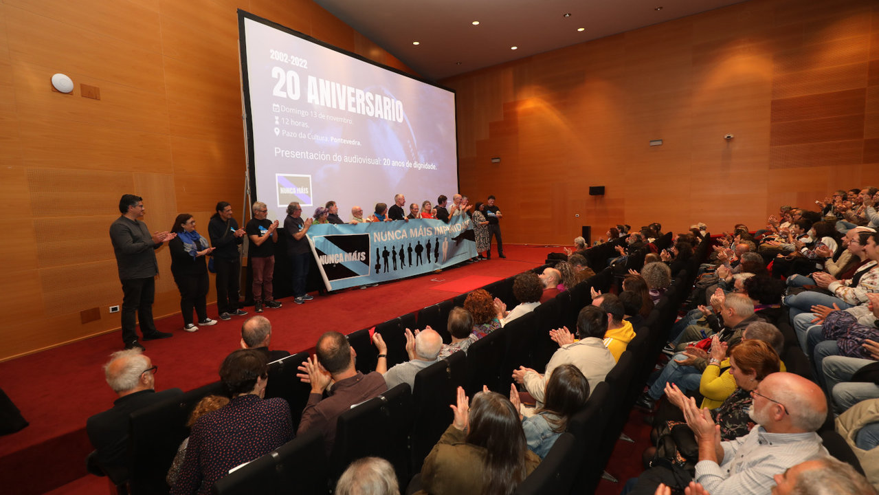 Imagen del estreno del documental '20 anos de dignidade' en el pazo de cultura de Pontevedra. DAVID FREIRE