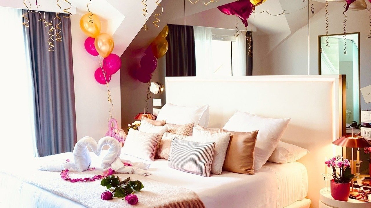 Imagen de una habitación del Augusta Eco Wellnes Resort decorada de San Valentín. DP