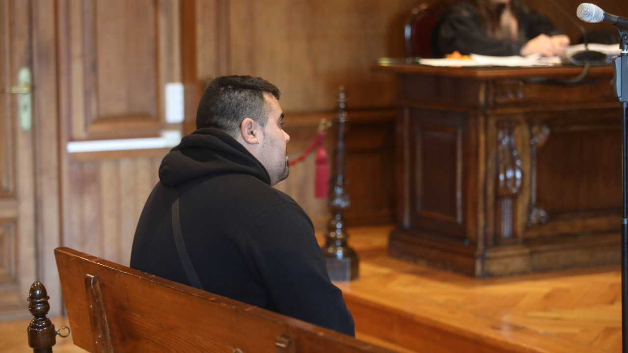El vecino de Vilagarcía acusado de maltratar y violar a su pareja, durante el juicio. DAVID FREIRE