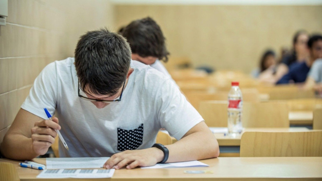 Estudiantes universitarios durante un examen. ARCHIVO