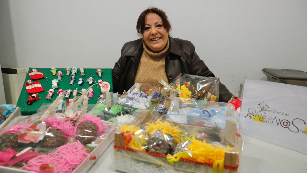 La presidenta de la Asociación Neen@s, Montse Fernández, junto a las artesanías creadas a partir de textiles donados. JOSÉ LUIZ OUBIÑA