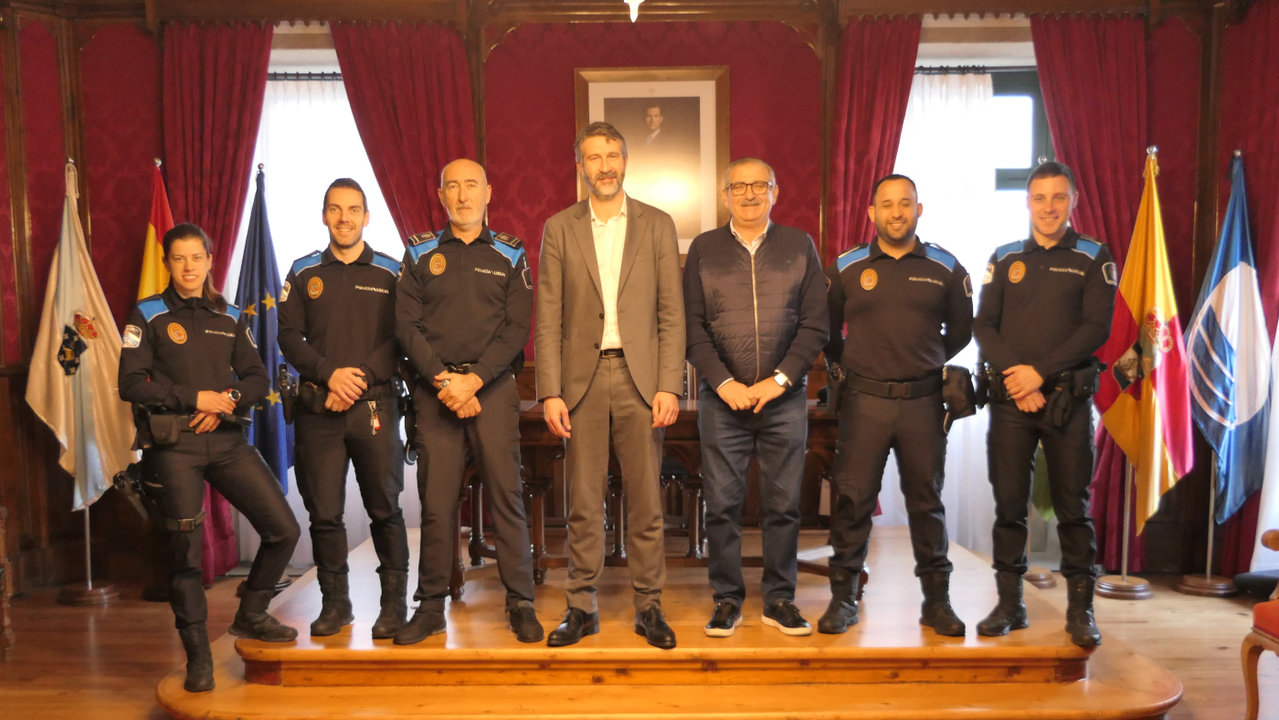 Alberto Varela dio la bienvenida a los cuatro nuevos agentes de la Policía Local de Vilagarcía. CEDIDA