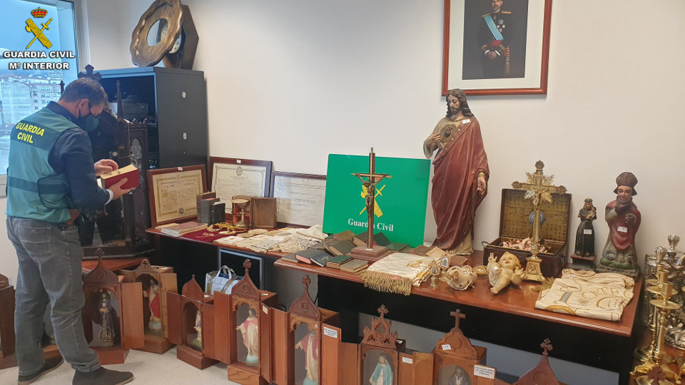  Material litúrgico y religioso de la iglesia de Vilanova recuperado. DP 