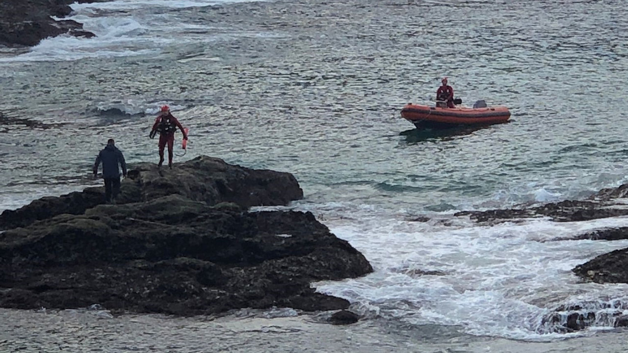 Los miembros del servicio de Emerxencias llegan a las rocas para realizar el rescate