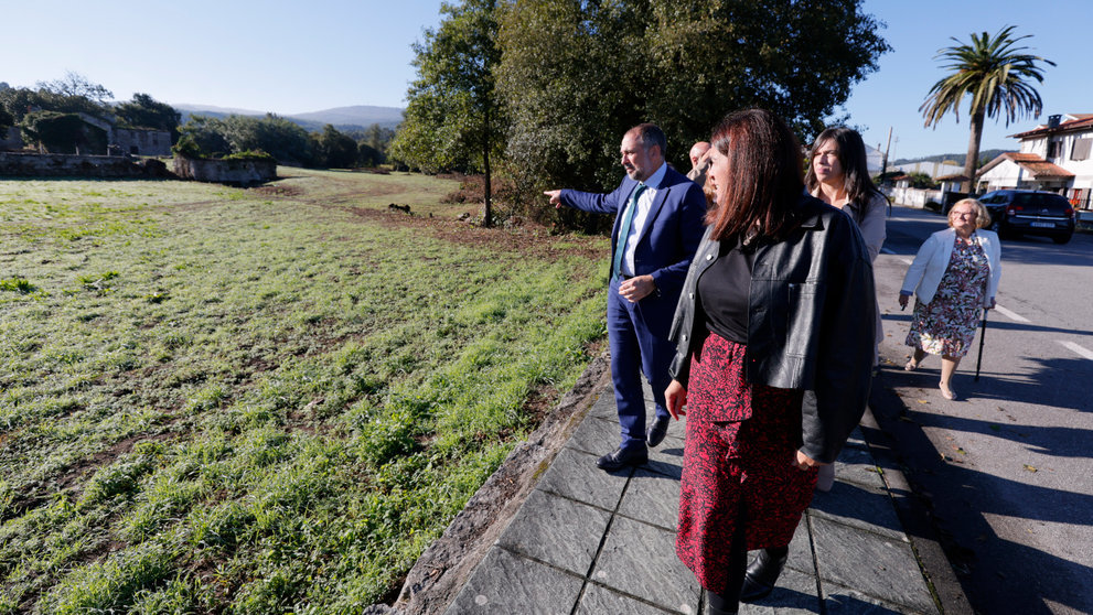 O conselleiro Julio García Comesaña visitou en outubro os terreos sobre os que se levantará o centro de saúde de Meis. ADP