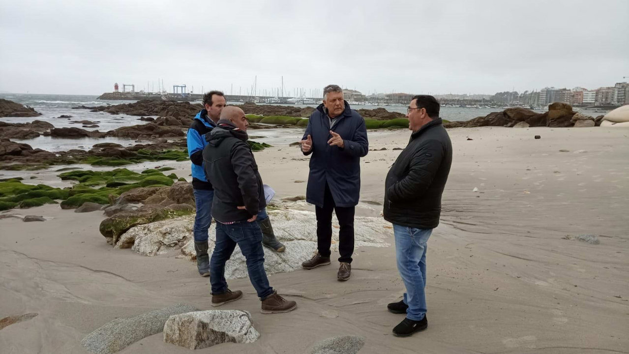 El alcalde, Telmo Martín, visitó este miércoles las playas para valorar con la empresa el desplazamiento de arenas. DS