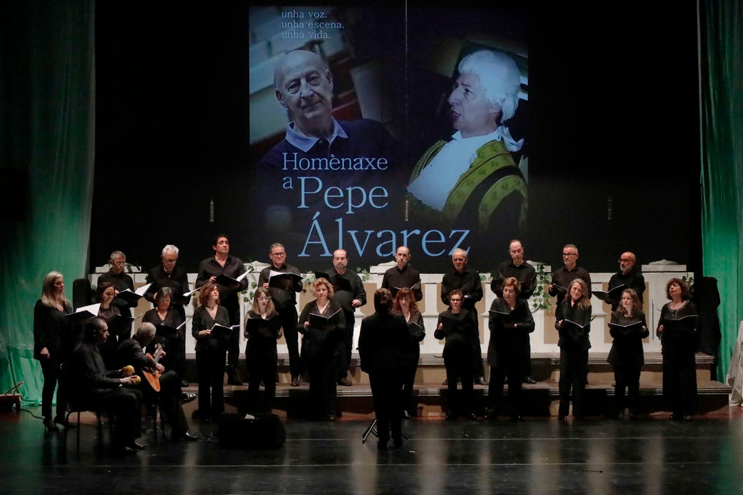 El Coro del Liceo Casino protagonizó una actuación en el homenaje a Pepe Álvarez. JOSÉ LUIZ OUBIÑA