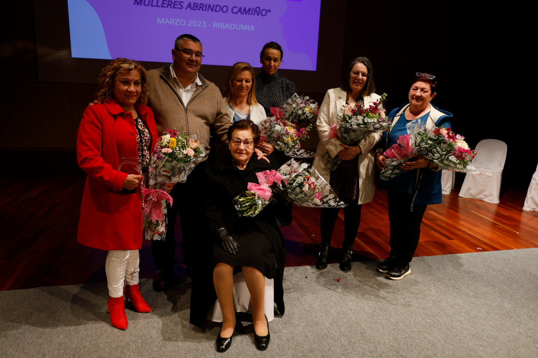 Ribadumia recoñeceu o labor de seis veciñas do municipio que racharon cos estereotipos de xénero para desenvolver as súas profesións. GONZALO GARCÍA