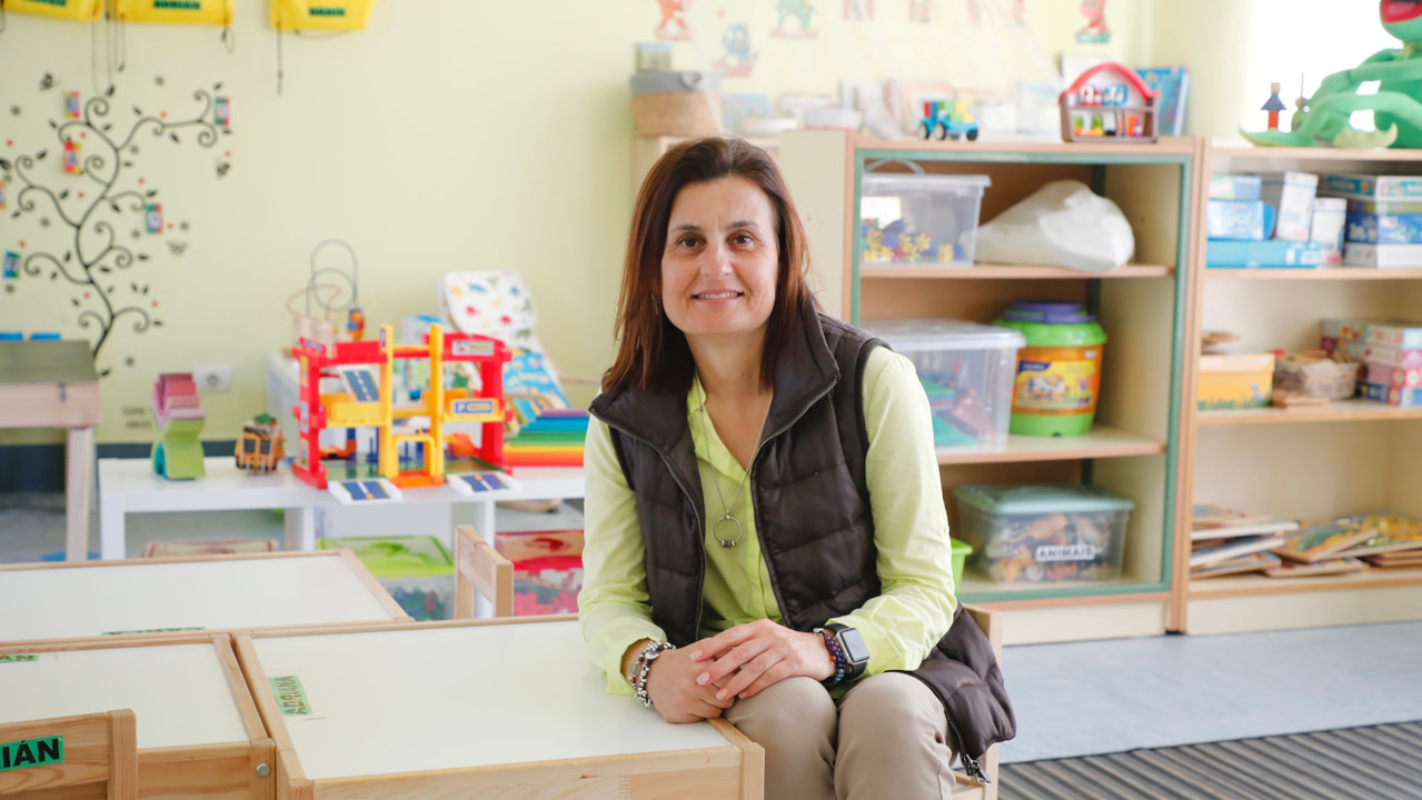 La directora de la Escuela Unitaria Solobeira, Cristina Pazos, en un aula del centro. JOSÉ LUIZ OUBIÑA