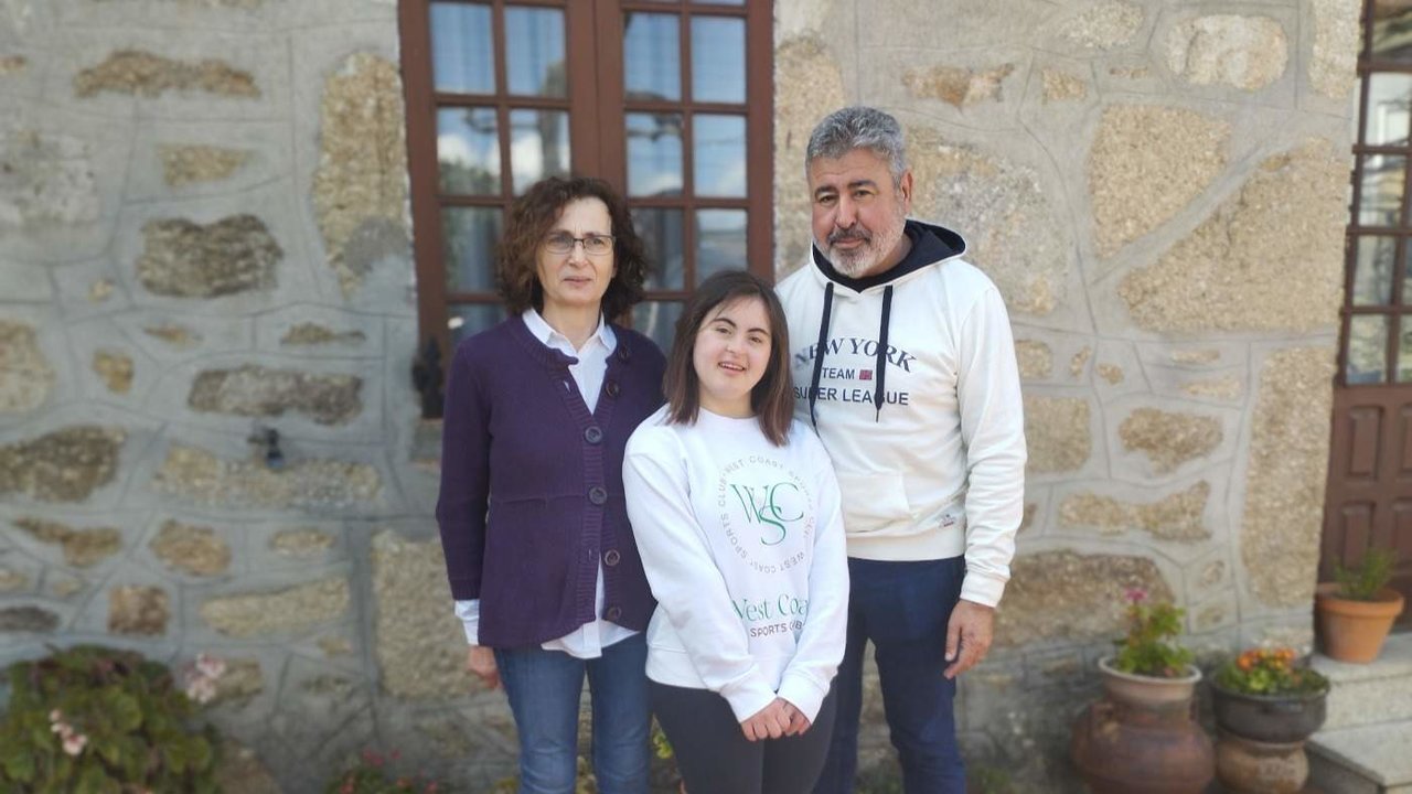 Miguel Carballa, coa súa muller e a súa filla. DP