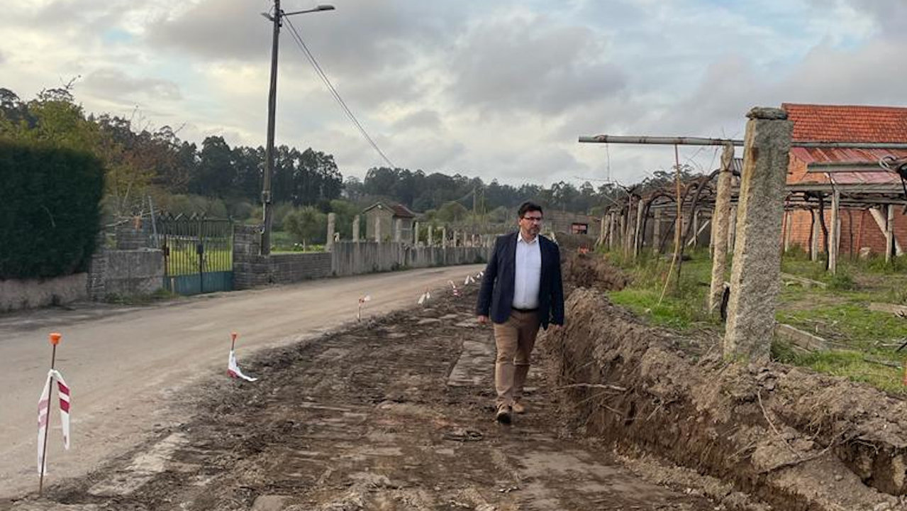 O alcalde de Meaño, Carlos Viéitez, visitando as obras do vial A Pedreira. DS
