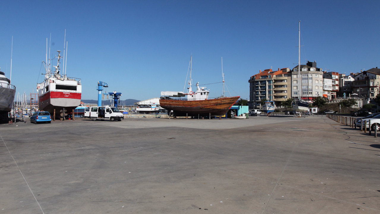 Espacio en el puerto donde se dispone aparcamiento en verano. RAFA FARIÑA