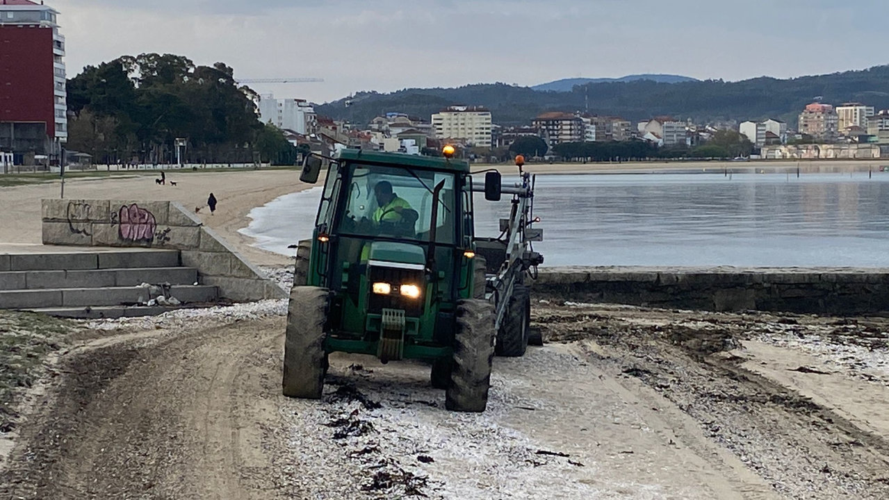 Maquinaria de limpieza en la playa Compostela-A Concha de Vilagarcía. JOSÉ LUIZ OUBIÑA