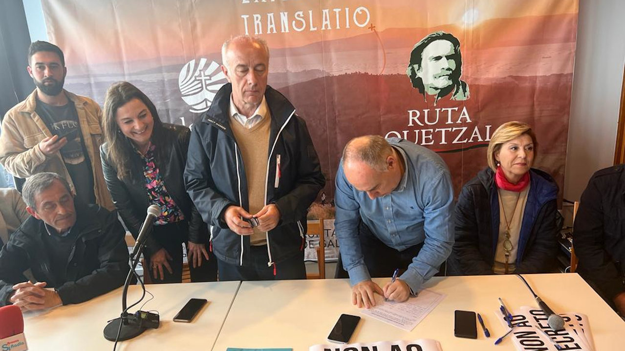 Tourís firma el escrito de apoyo a los bateeiros ante la mirada del alcalde y de varios compañeros del PP. DS