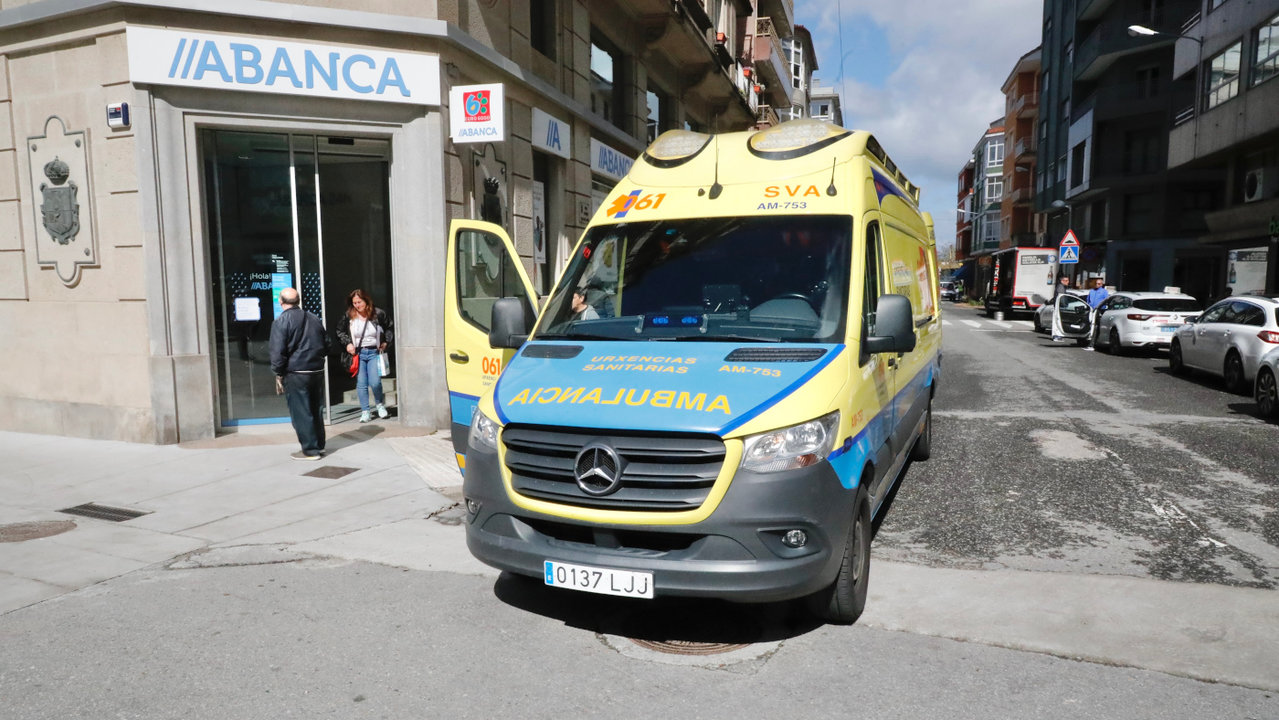 Ambulancia servicio de Emerxencias delante de ABANCA en Vilagarcía. JOSÉ LUIZ OUBIÑA
