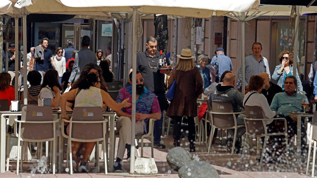  Un camarero sirviendo el lunes en una terraza del centro. JAVIER CERVERA-MERCADILLO 
