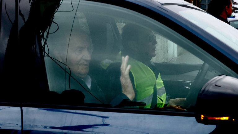 Juan Carlos I saluda desde el coche. GONZALO GARCÍA