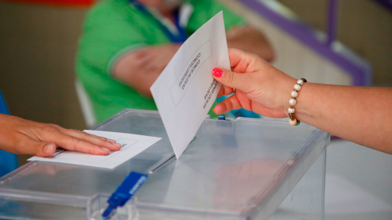 Una persona ejerciendo su derecho a voto en las anteriores elecciones municipales. JOSE LUIZ OUBIÑA (ADP)