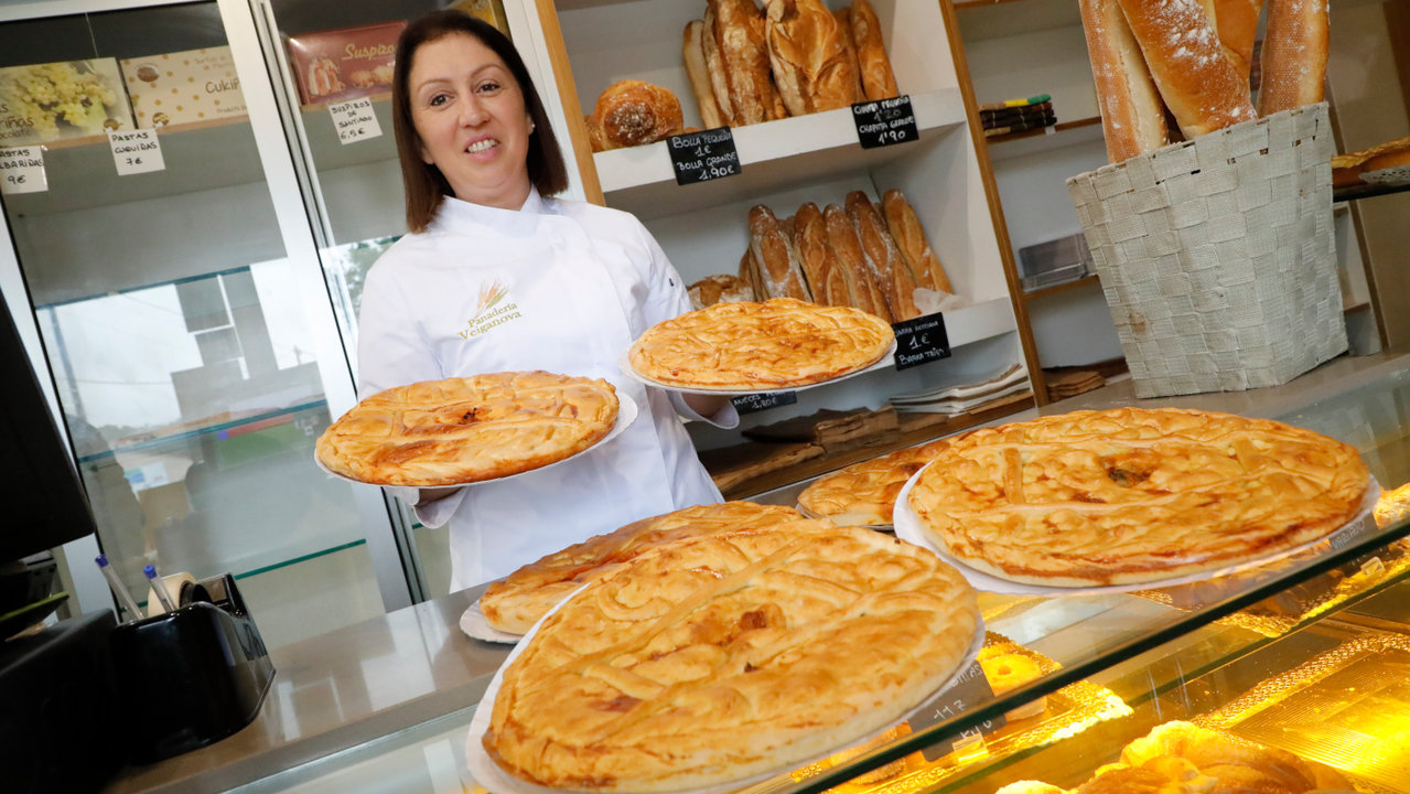 La propietaria de Panadería Veiganova, Susi Pérez, muestra las singulares empanadas que elabora a diario, justo antes de enviarlas. JOSÉ LUIZ OUBIÑA
