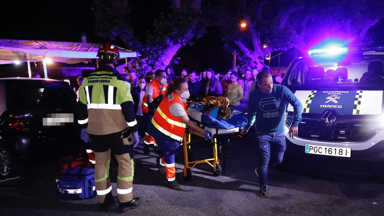  Los servicios de emergencia atendiendo a los heridos en el lugar del atropello. JOSÉ LUIZ OUBIÑA 