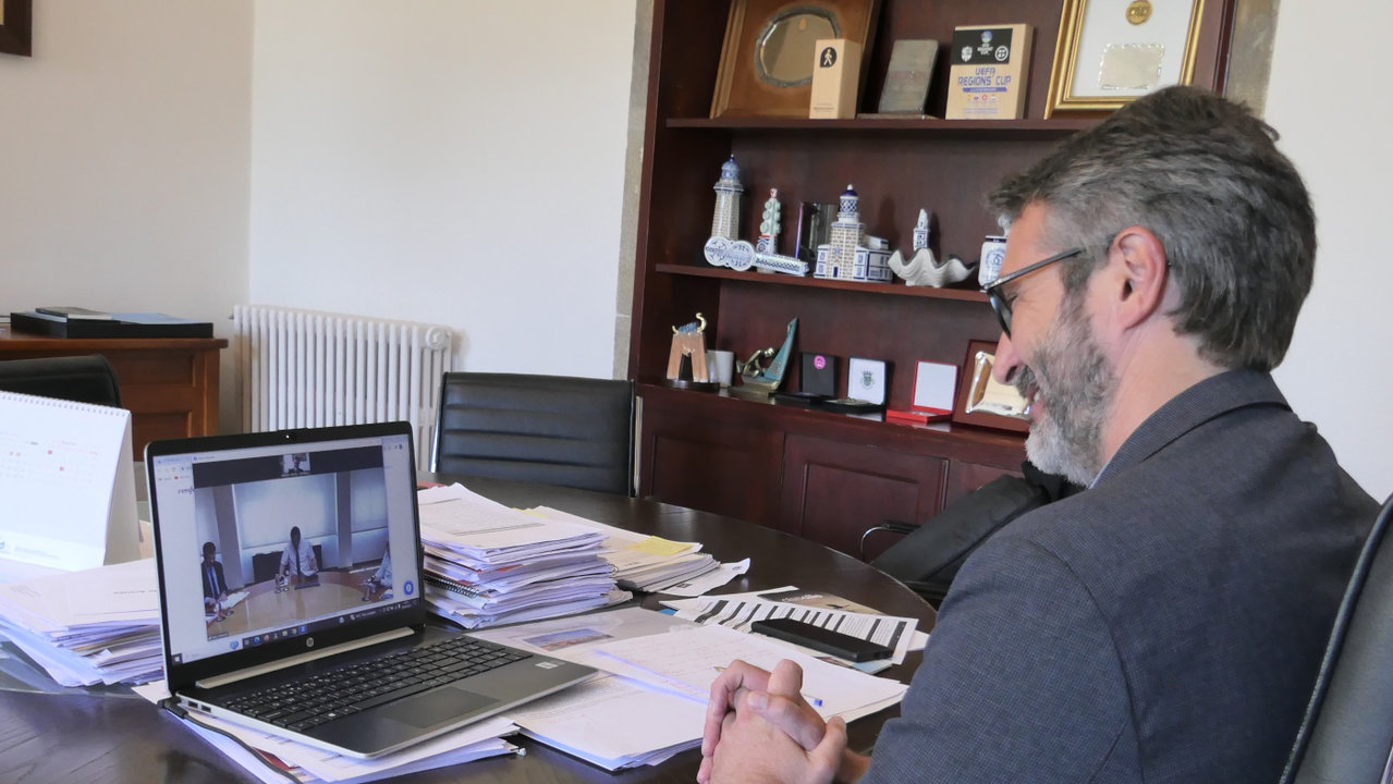 Video conferencia entre Alberto Varela e Raúl Blanco. DS